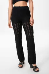 Conjunto marrón de hilo calado, compuesto por un top corto sin mangas y un pantalón de corte recto con cintura elástica.