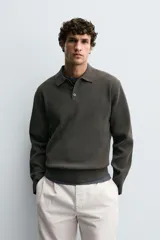 Polo de punto con textura, corte regular fit, cuello solapa con cierre frontal de tres botones, manga larga y acabados en rib.