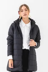 Campera puffer negra de largo medio, con capucha, cierre frontal y diseño acolchado horizontal.