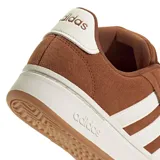 Championes Adidas modelo Grand Court Alpha, color marrón con las icónicas tres tiras laterales en color blanco. Presentan un diseño de corte bajo con capellada de gamuza y suela de goma blanca.
