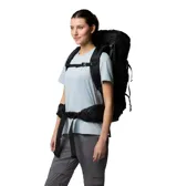 Mochila Wildwood Heights de 45L color negro con tecnología Omni-Shield, diseño amplio y compartimento principal con cierre de cordón ajustable.