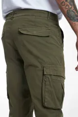 Pantalón cargo gris oscuro de gabardina con puños elásticos en los tobillos, bolsillos laterales con solapa y bolsillos traseros con solapa.
