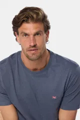 Remera básica de algodón color azul marino, de manga corta, con cuello redondo y logo bordado en el frente.