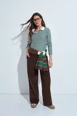 Pantalón de pana de corte amplio y relajado, con textura acanalada y diseño de tiro medio.