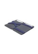 Billetera artesanal de cuero marrón oscuro con costuras en hilo rojo. Presenta un sistema de sujeción elástico en el lateral con detalles de colores (rojo, amarillo, azul) y ranuras para tarjetas en el exterior.