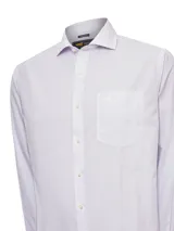 Camisa de manga larga de algodón para hombre, modelo Wf Pc de RKF. Diseño a rayas finas en tonos beige y celeste sobre fondo blanco, con cuello italiano, cierre frontal de botones, bolsillo en el pecho con logo bordado y calce regular.