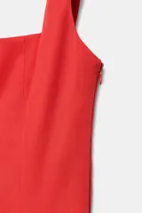 Vestido midi de popelín confeccionado en algodón, color marrón, con escote cuadrado, tirantes anchos y diseño acampanado con paneles godets. Cuenta con cierre lateral de cremallera oculta.