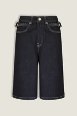 Bermuda de jean de tiro alto y corte ancho, color azul oscuro con costuras en contraste. Presenta detalles de trenzado en la cintura y aberturas laterales.