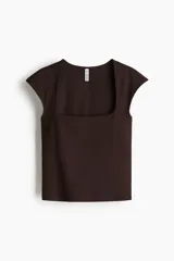 Top de punto suave de color marrón oscuro, ajustado al cuerpo, con escote cuadrado y mangas japonesas cortas.