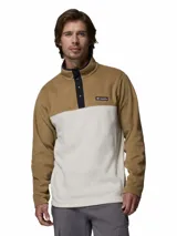 Buzo polar Columbia modelo Steens Mountain, de diseño color block en tonos beige y blanco. Presenta cuello alto con cierre de botones a presión, mangas largas y logo de la marca bordado en el pecho.