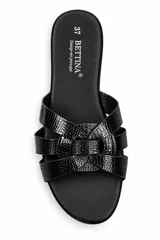 Sandalias planas Bettina modelo BT305, con diseño de tiras cruzadas en el empeine con estampado animal print tipo leopardo y base en tono beige.