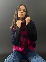 Buzo de lana merino afieltrada con cuello alto y diseño de mosaicos multicolores.