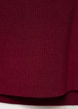 Chaleco de tejido de punto fino color bordó, sin mangas, con escote en V, tirantes anchos y cierre frontal con botones.