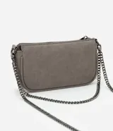 Cartera tipo baguette color gris, confeccionada en material sintético. Tiene asa de cadena doble, cierre de cremallera y logo de la marca en el frente.