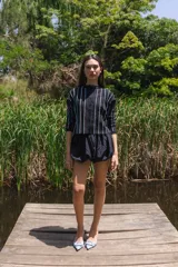 Cardigan tejido con lurex, manga larga y botones frontales.