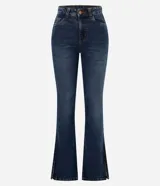 Pantalón bootcut de jeans azul con cintura alta, trabillas y cierre con botón y cremallera. Posee bolsillos delanteros y traseros, y detalle de encaje en el lateral de la parte baja.
