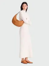 Bolso de hombro Longchamp modelo Le Pliage Xtra, color camel/marrón claro, con forma curva y cierre de solapa con broche.