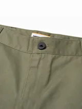 Pantalón cargo de twill color verde militar, de corte recto y holgado, con múltiples bolsillos utilitarios y trabillas para cinturón.