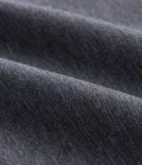 Buzo de cuello redondo y mangas largas con corte oversized. Confeccionado en tejido scuba de estructura firme, presenta un recorte horizontal en el frente que aporta un detalle contemporáneo y minimalista.