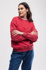 Buzo rojo de felpa con cuello a la base y corte oversize.