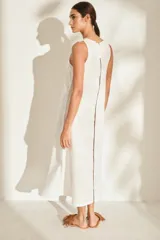 Vestido midi marrón de lino sin mangas, con cuello redondo y una línea vertical blanca al frente.