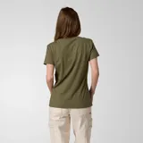 Remera verde militar de jersey con cuello en V y mangas cortas. Estampado frontal con el logo de Caterpillar en color plateado y la leyenda "Since 1904".