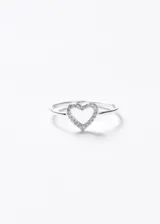 Anillo de plata 925 con diseño de corazón calado adornado con pequeñas zirconias brillantes.