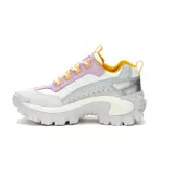 Championes Caterpillar modelo Intruder, de diseño robusto y estilo chunky. Presentan una combinación de colores blanco, lila y detalles en amarillo. Cuentan con suela de goma dentada de gran tracción, entresuela de EVA y logo de la marca en el lateral y la lengüeta.