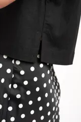 Camisa negra corta de lino y viscosa, con calce oversize, escote en V y cierre frontal con botones.