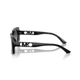 Lentes de sol Michael Kors modelo 2215U, con montura cuadrada de acetato color negro y lentes grises degradé.