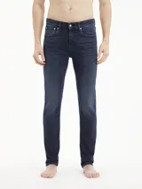 Jeans skinny de denim azul oscuro, tiro bajo, con cinco bolsillos y cierre de cremallera. Confeccionado con algodón reciclado y elastano.