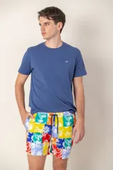 Remera azul con logo de pájaro bordado en el pecho, corte clásico y mangas cortas.