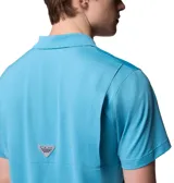 Chomba Columbia Low Drag Offshore color celeste, de manga corta, con cuello polo y cierre frontal de botones. Cuenta con tecnología de absorción de sudor y protección solar.