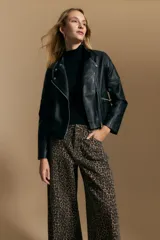 Pantalón de tiro medio con corte recto y silueta amplia, confeccionado en tejido con estampado animal print de leopardo.