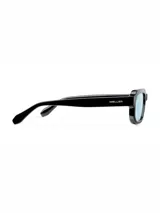 Lentes de sol con armazón rectangular de color negro y cristales polarizados en tono celeste. Diseño retro con bordes redondeados y protección UV400.