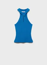 Top azul de punto fino con cuello halter y silueta slim.