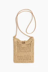 Cartera portacelular de paja trenzada color beige, con diseño tipo red, correa bandolera fina y botón metálico decorativo.