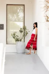 Vestido rojo y blanco tejido en hilado de algodón con flecos de gamuza.