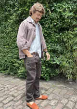 Pantalón de gabardina color marrón oscuro, de corte recto y estilo casual.