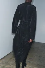 Kimono largo de manga larga con diseño abierto, confeccionado en tejido satinado negro. Presenta detalles de bordados florales a tono en el frente y en los puños, e incluye un cinturón tipo fajín ajustable con lazadas en la cintura.