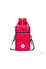 Mochila matera de diseño acolchado en color fucsia con estampado de labios y corazones. Cuenta con manijas superiores, correas ajustables y desmontables, y logo de la marca en el frente.