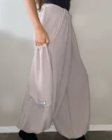 Pantalón de punto holgado con diseño tipo babucha, cuenta con cintura elástica, bolsillos laterales y puños ajustados en los tobillos.