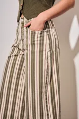 Jean wide leg de tiro alto con diseño de rayas verticales en tonos verde militar, borravino y crudo. Cuenta con bolsillos delanteros y traseros, y cierre frontal con botón y cremallera.