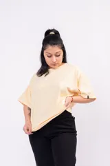 Remerón negro de corte amplio y relajado, con hombros caídos y mangas amplias, confeccionado en algodón suave. Presenta un pequeño logo blanco bordado en el pecho.