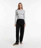 Blusa de punto de viscosa con cuello redondo, mangas largas y diseño de rayas horizontales contrastantes.