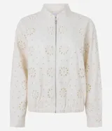 Campera bomber de sarga color blanco con textura de laise floral calado. Presenta cuello alto, cierre frontal con cremallera, puños y ruedo con elástico.