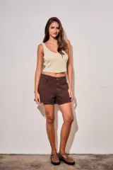 Short de gabardina marrón con fitting recto y tiro medio, de diseño clásico con bolsillos delanteros y traseros.