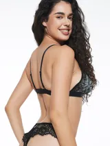 Bralette de encaje con diseño triangular, estampado floral suave en tonos claros, con breteles finos regulables y banda elástica inferior.