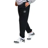 Pantalón de jogging negro con puños elásticos, logo de Umbro estampado en blanco en la pierna izquierda y cierre en los laterales.
