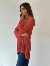 Buzo de tejido de punto calado color naranja, con lurex y escote en V.